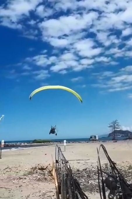 Giresun’da gösteri uçuşunda şok kaza! Paramotor denize çakıldı