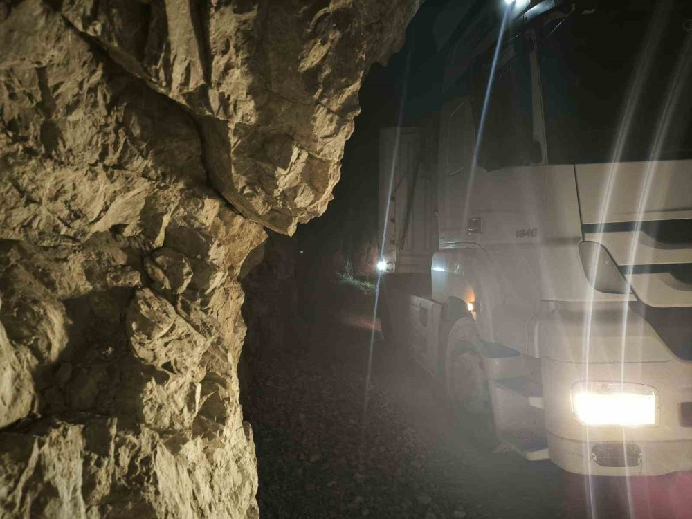 Kemaliye’de Tır Tünelde sıkıştı, yol kapalı