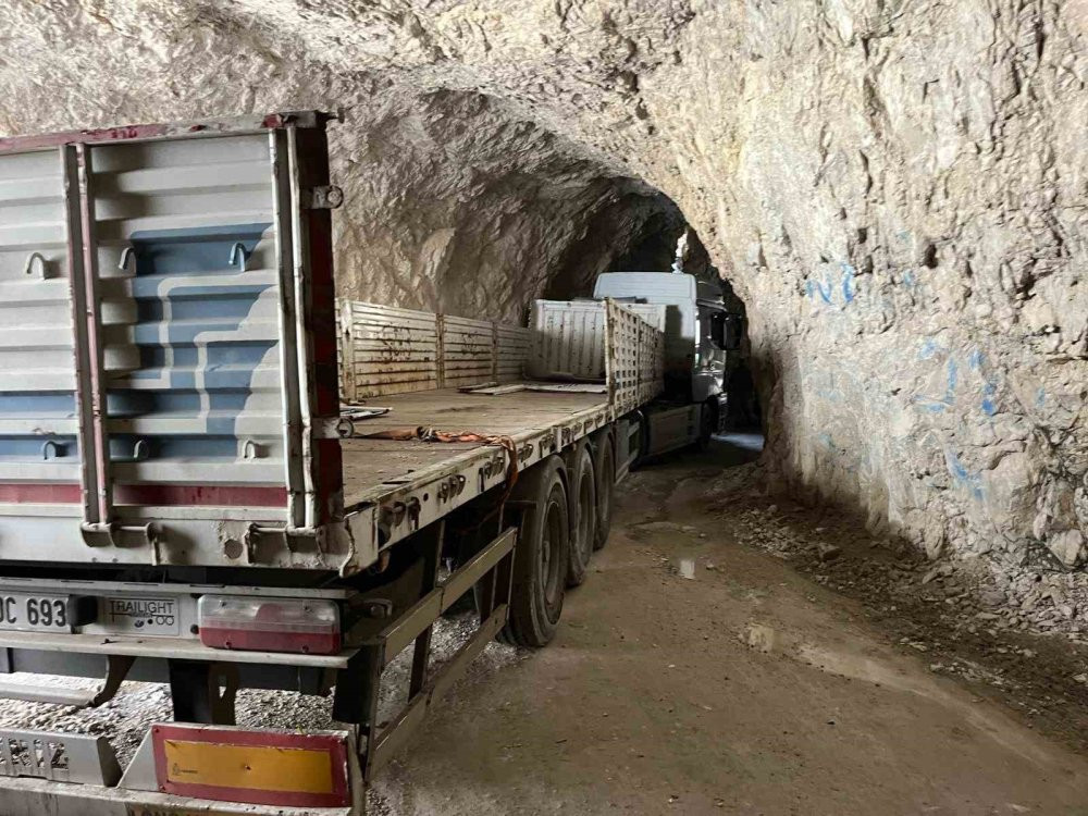 Kemaliye’de Tır Tünelde sıkıştı, yol kapalı