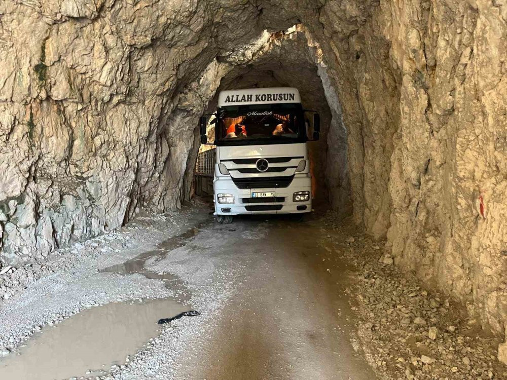 Kemaliye’de Tır Tünelde sıkıştı, yol kapalı