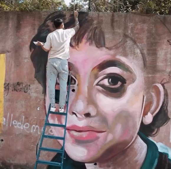 Azerbaycanlı ressam, öldürülen Minguzzi'nin portresini ve kaykayını duvara resmetti