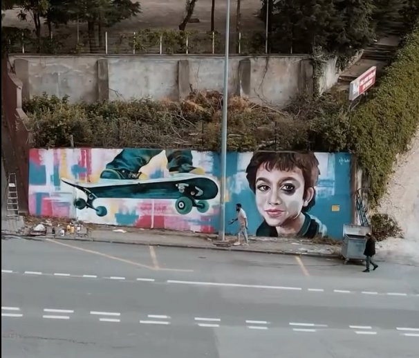 Azerbaycanlı ressam, öldürülen Minguzzi'nin portresini ve kaykayını duvara resmetti