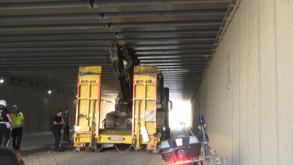 Elazığ’da alt geçit operasyonu!  Lastikler indirildi