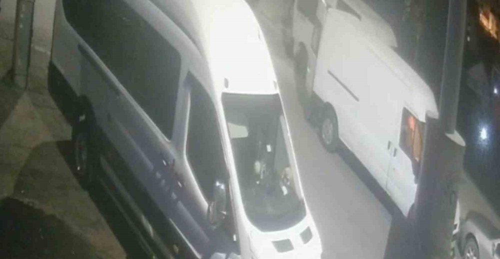 Gece yarısı soygun! Servis minibüsü talan edildi