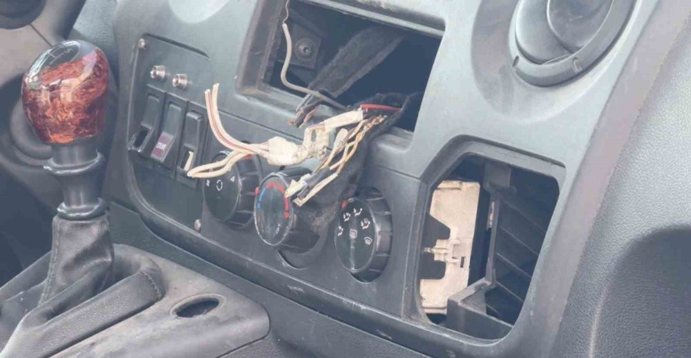 Gece yarısı soygun! Servis minibüsü talan edildi