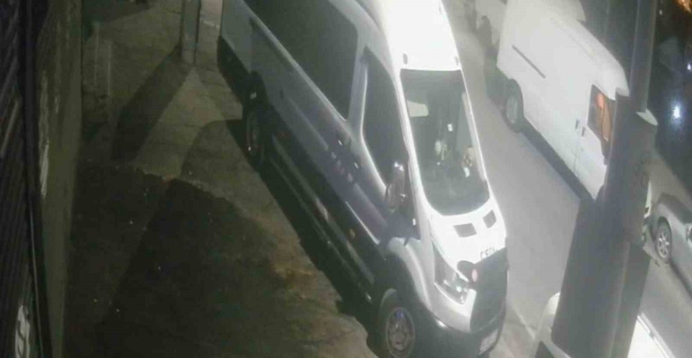 Gece yarısı soygun! Servis minibüsü talan edildi