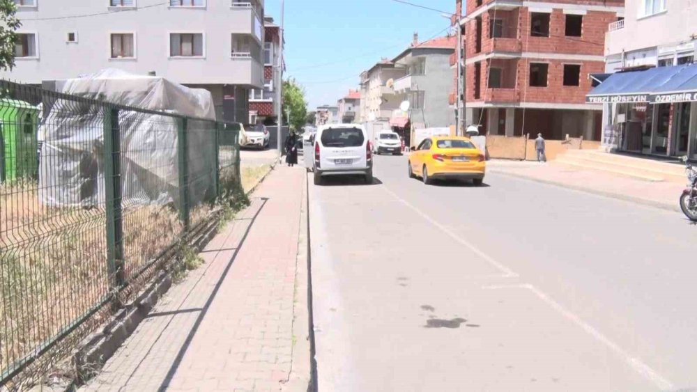 Hız yapan otomobil çocukları ezdi! Ataşehir’de mahalleli isyan etti