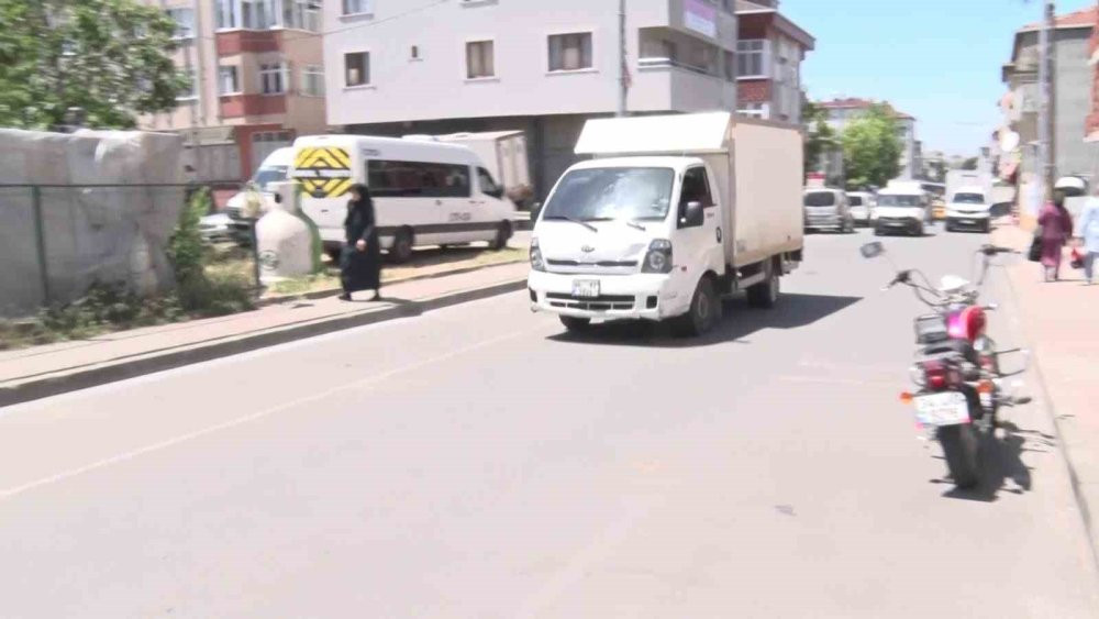 Hız yapan otomobil çocukları ezdi! Ataşehir’de mahalleli isyan etti