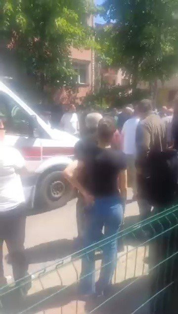 Hız yapan otomobil çocukları ezdi! Ataşehir’de mahalleli isyan etti