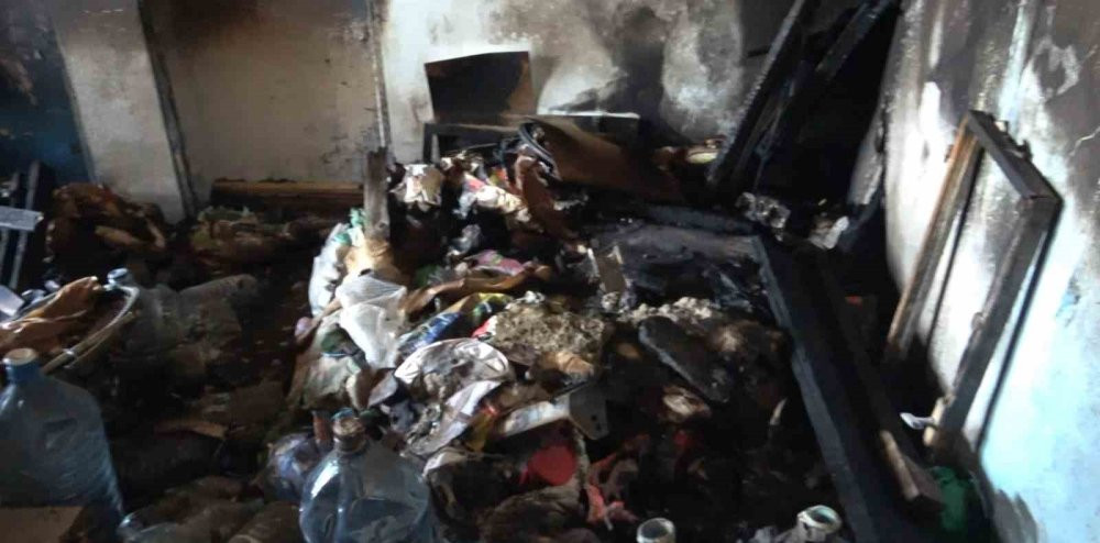 Alevler geceyi aydınlattı: Güvercinleri kurtarmak için alevler arasına daldı