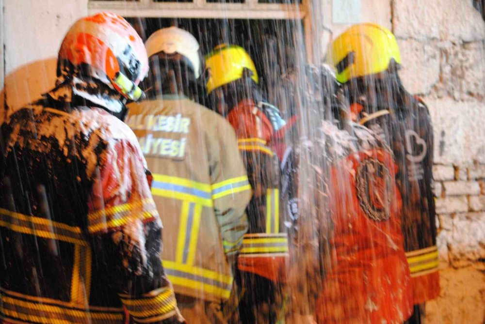 Alevler geceyi aydınlattı: Güvercinleri kurtarmak için alevler arasına daldı