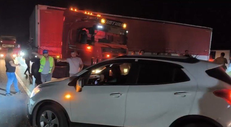 D-400’de TIR faciası! Uzun kuyruklar oluştu