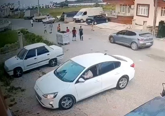 Minik Adnan’ın top aşkı sonu oldu