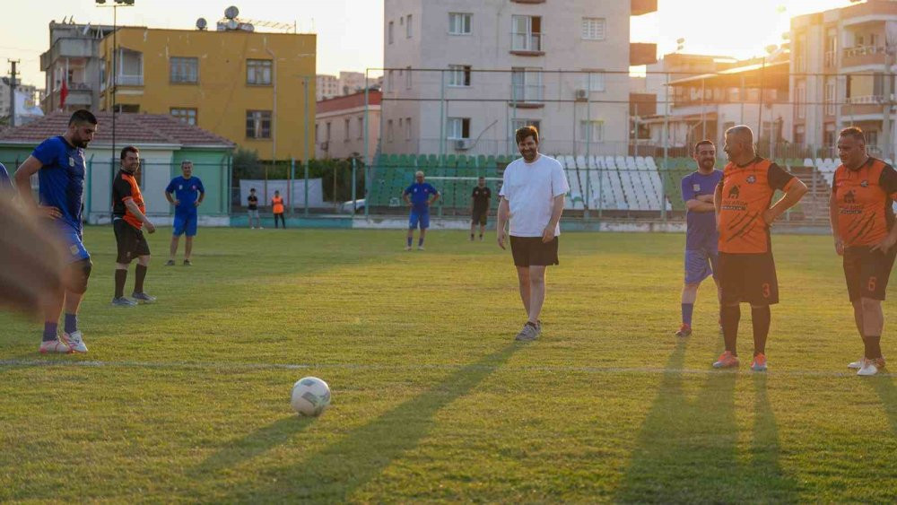 Tarsus’ta dostluk maçı: Belediye ve muhtarlar 4-4 berabere!