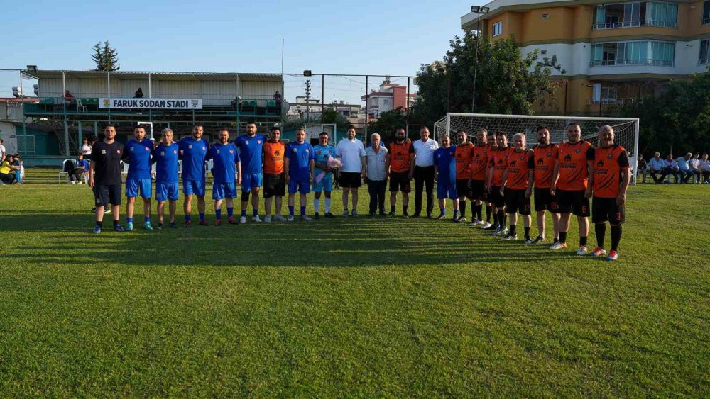 Tarsus’ta dostluk maçı: Belediye ve muhtarlar 4-4 berabere!