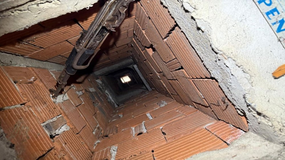 Binanın çatısını polisler bastı! Bacaya bakan gözlerine inanamadı