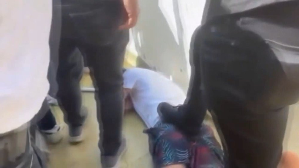 Binanın çatısını polisler bastı! Bacaya bakan gözlerine inanamadı