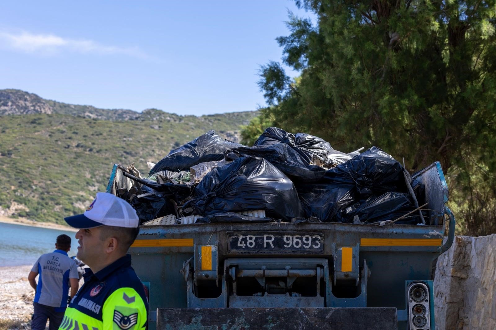 turkiyenin-turizm-cenneti-datcayi-copluge-cevirdiler-gonulluler-2-ton-cop-topladi-yenicag-1.jpg