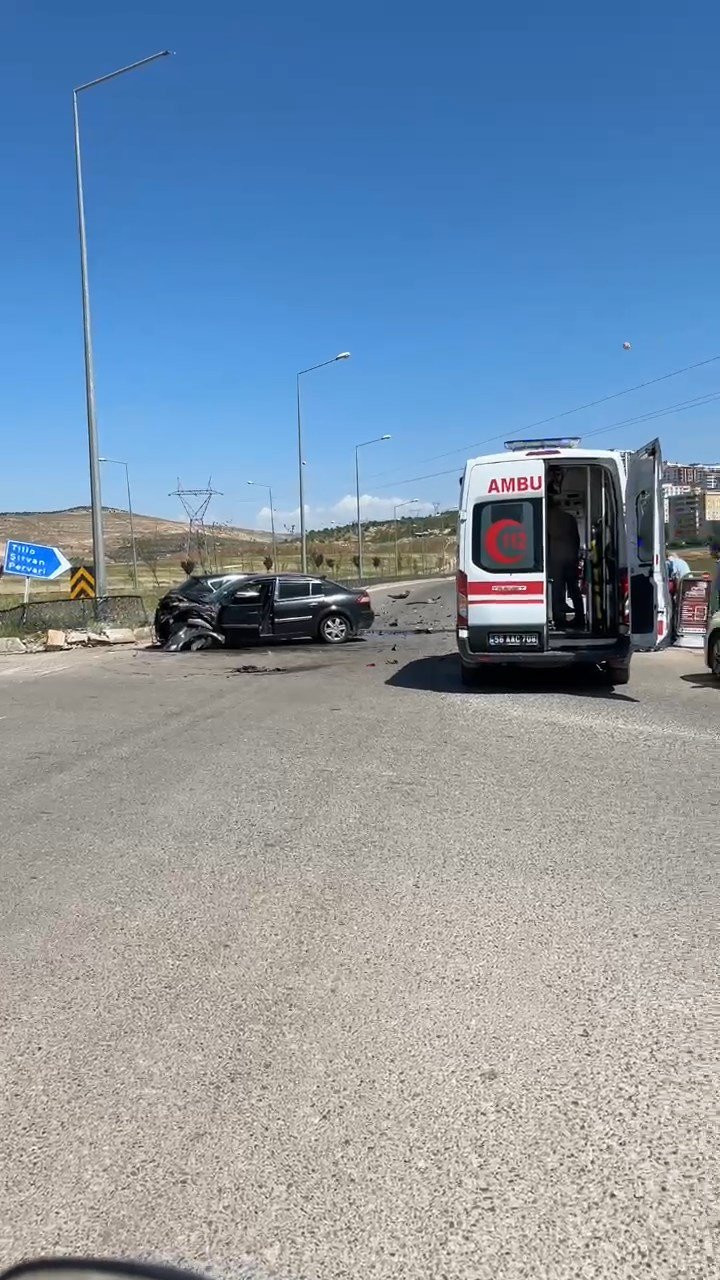 İki otomobil kafa kafaya çarpıştı: 1'i ağır yaralılar var