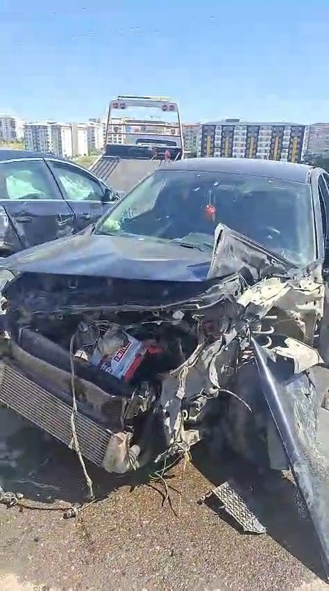 İki otomobil kafa kafaya çarpıştı: 1'i ağır yaralılar var