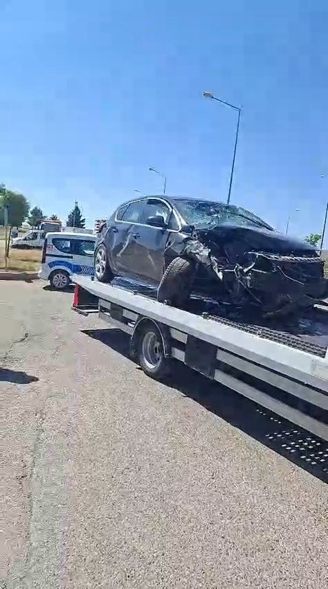 İki otomobil kafa kafaya çarpıştı: 1'i ağır yaralılar var