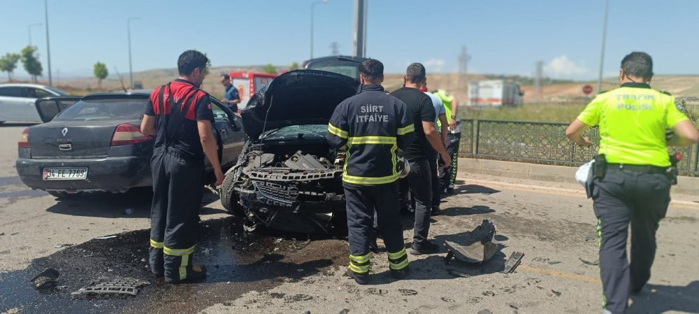 İki otomobil kafa kafaya çarpıştı: 1'i ağır yaralılar var