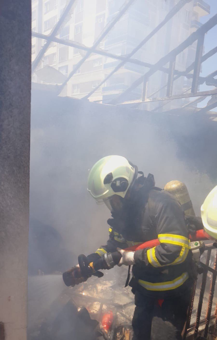 Mardin’de çatı yangını! Yürekleri ağza getirdi!
