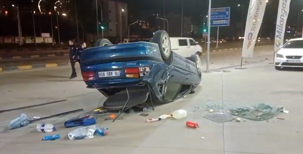 Faciadan kıl payı dönüldü! Akaryakıt istasyonun önünde devrildi