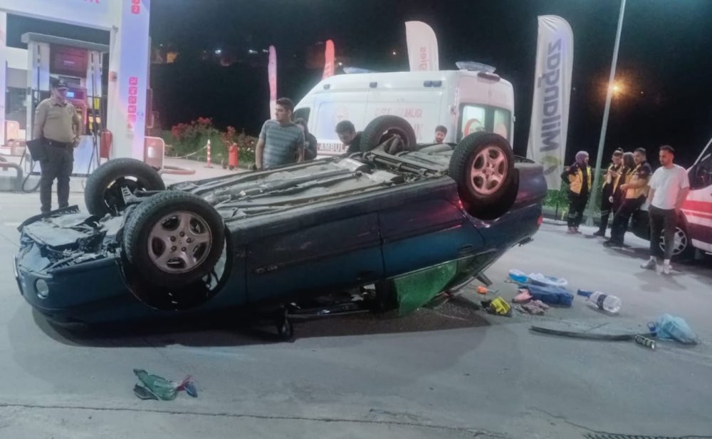 Faciadan kıl payı dönüldü! Akaryakıt istasyonun önünde devrildi