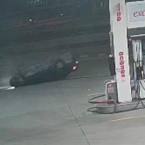 Faciadan kıl payı dönüldü! Akaryakıt istasyonun önünde devrildi