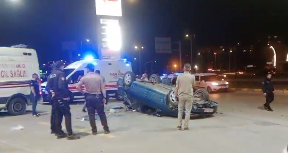 Faciadan kıl payı dönüldü! Akaryakıt istasyonun önünde devrildi