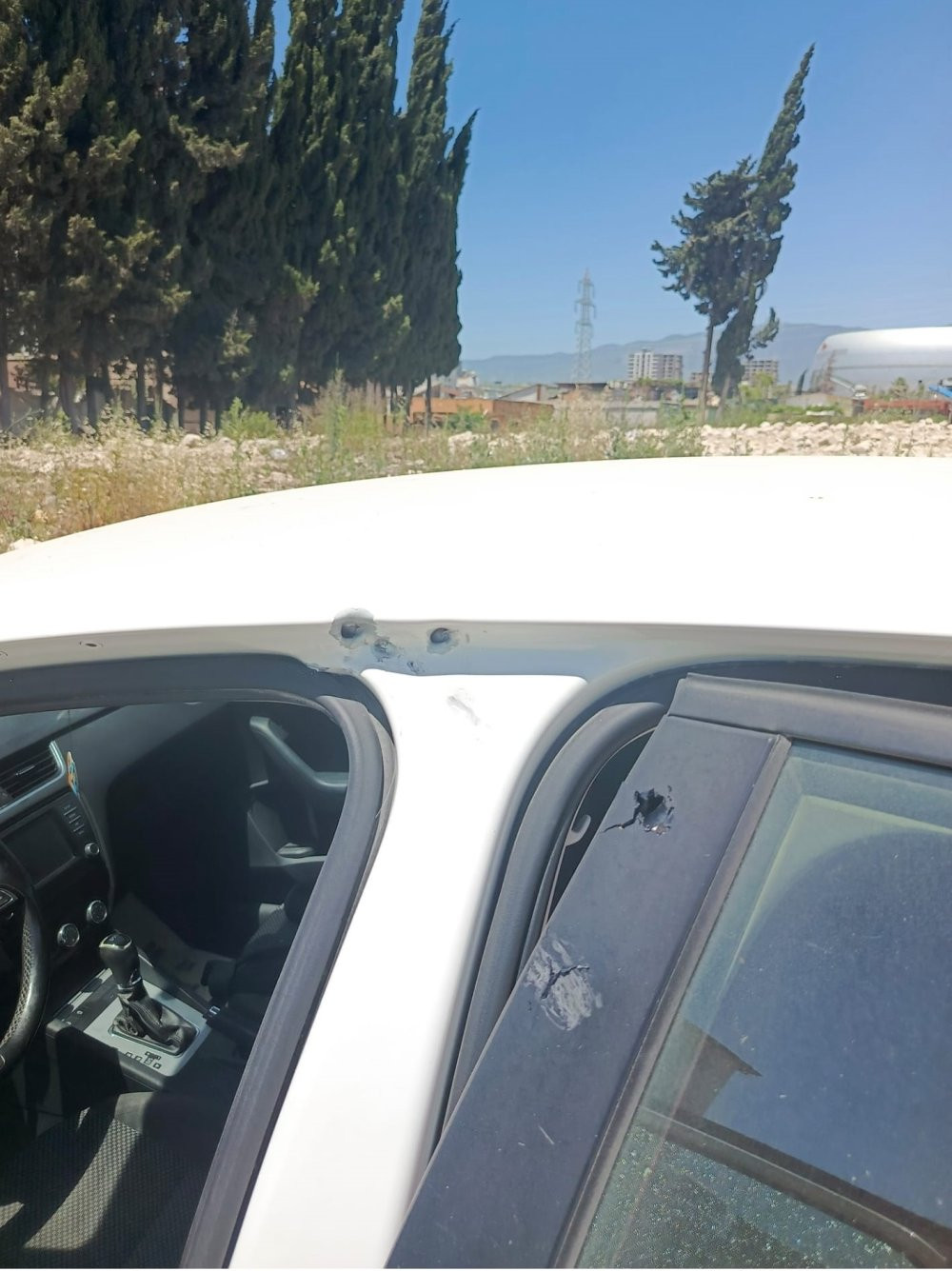 Hatay’da gizemli olay! İş kadının aracını kurşun yağmuruna tuttular: 23 kurşunun sırrı araştırıyor