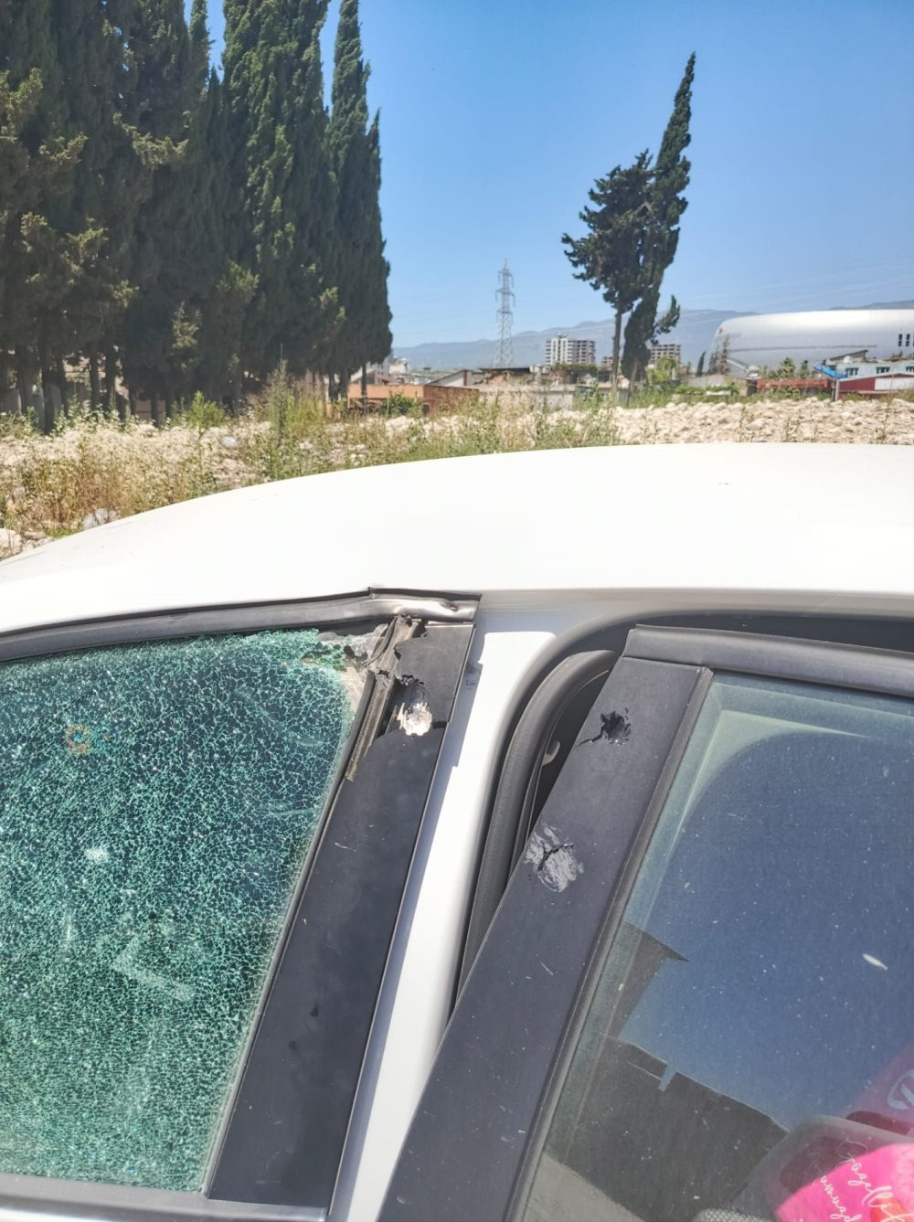 Hatay’da gizemli olay! İş kadının aracını kurşun yağmuruna tuttular: 23 kurşunun sırrı araştırıyor