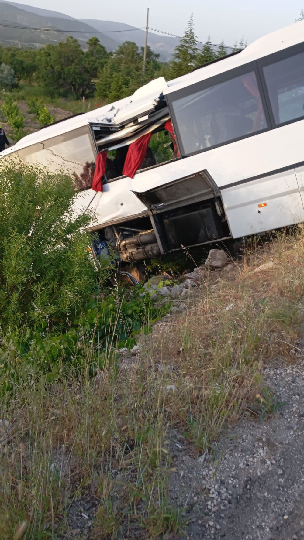 Tur otobüsünde can pazarı! Yolcular camları kırıp kaçtı