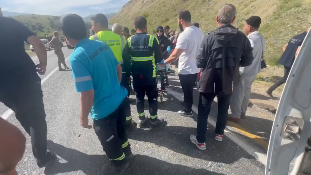 Elazığ'da yolcu minibüs takla attı: 3'ü ağır 7 yaralı