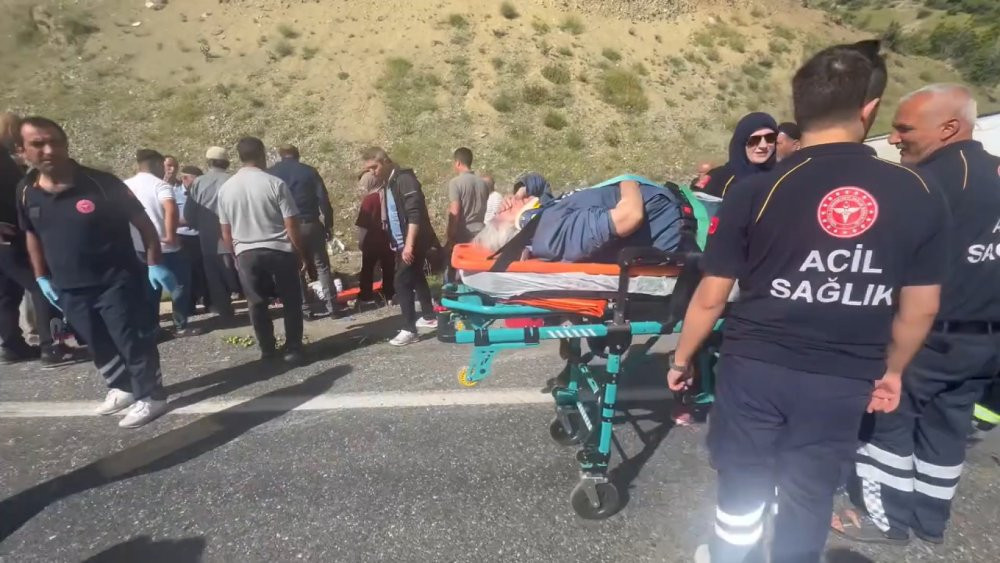 Elazığ'da yolcu minibüs takla attı: 3'ü ağır 7 yaralı