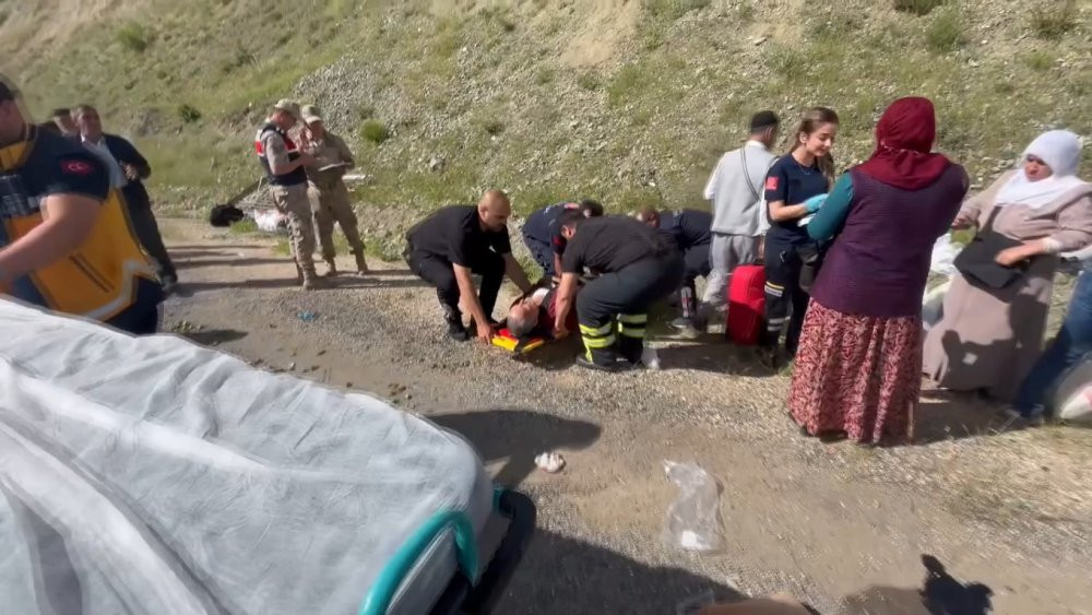Elazığ'da yolcu minibüs takla attı: 3'ü ağır 7 yaralı