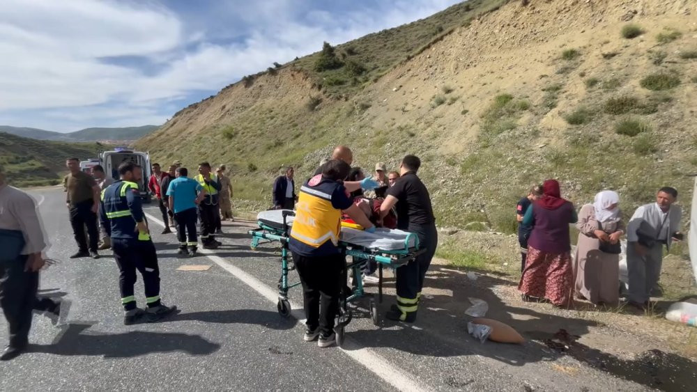 Elazığ'da yolcu minibüs takla attı: 3'ü ağır 7 yaralı