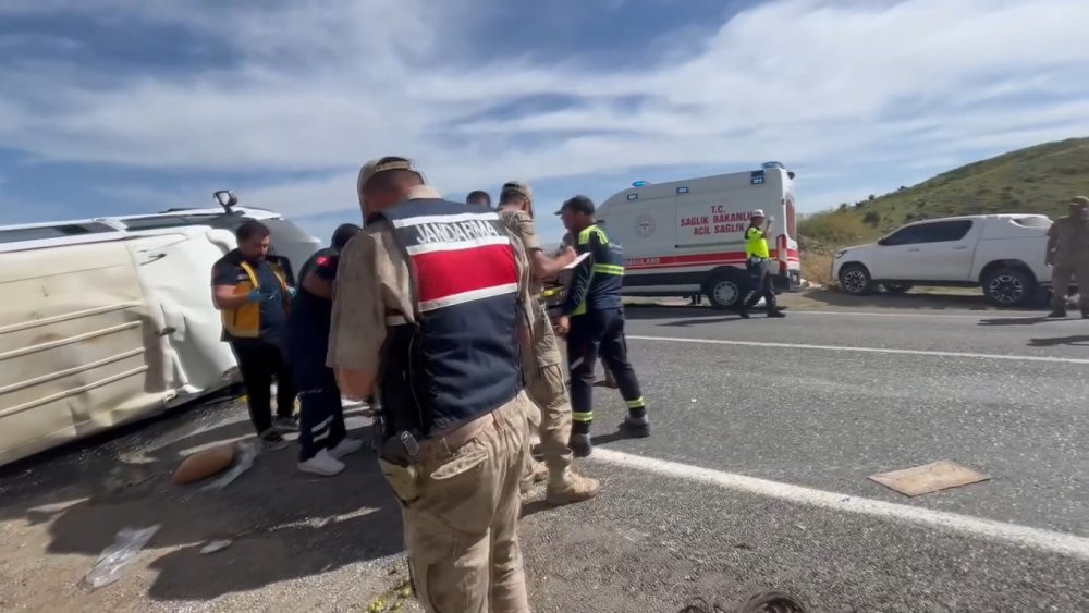 Elazığ'da yolcu minibüs takla attı: 3'ü ağır 7 yaralı