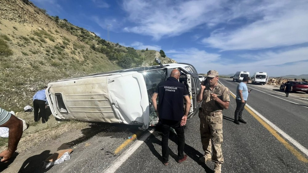 Elazığ'da yolcu minibüs takla attı: 3'ü ağır 7 yaralı