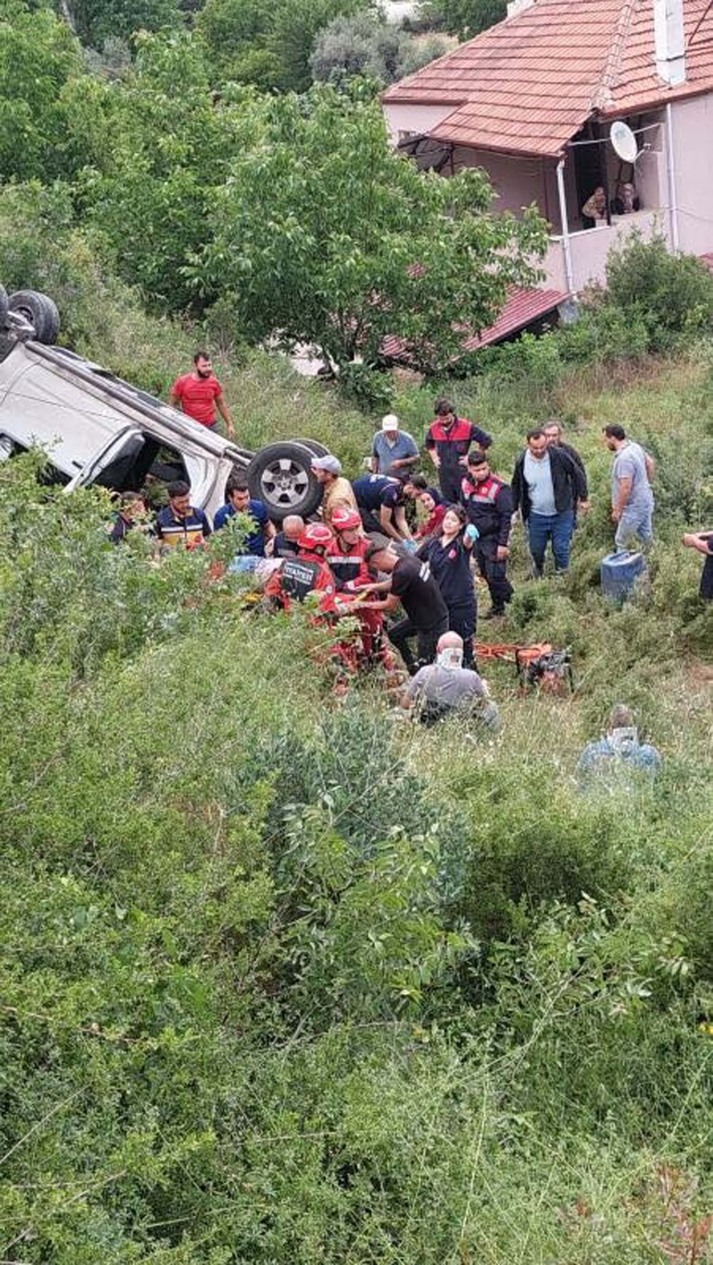 Kamyonet şarampole uçtu: Yaralılar var