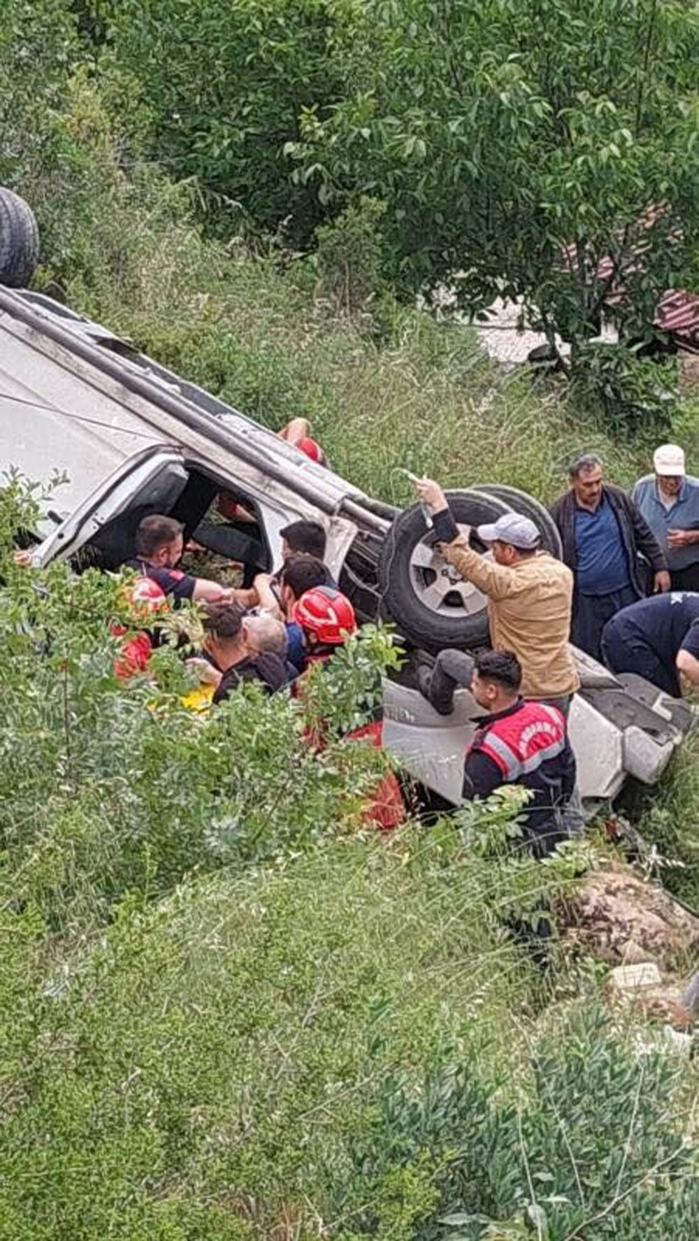 Kamyonet şarampole uçtu: Yaralılar var