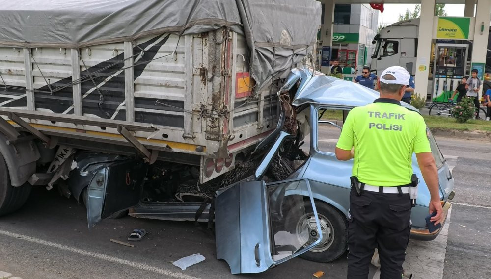 Aksaray’da facia! TIR'ın altında can pazarı