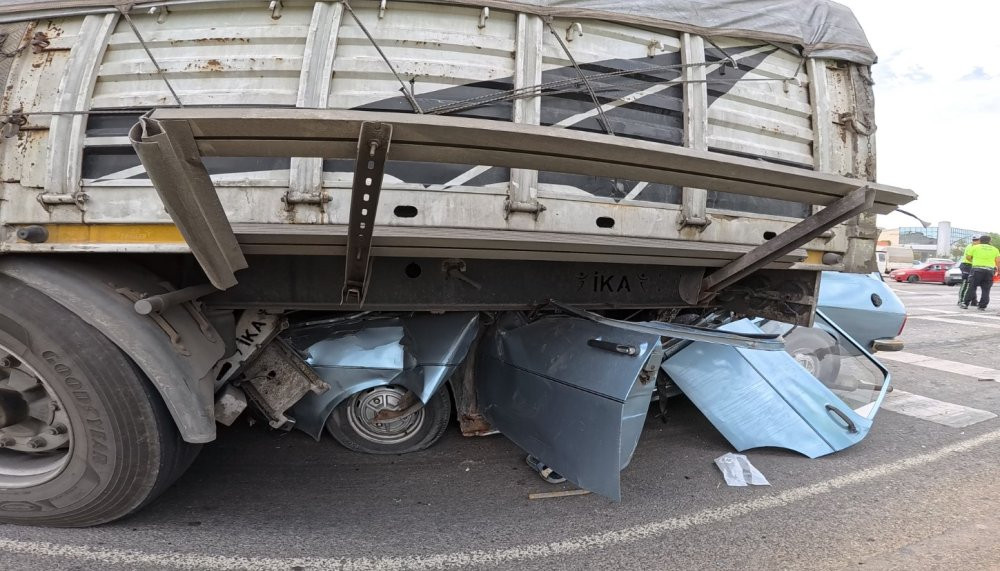 Aksaray’da facia! TIR'ın altında can pazarı