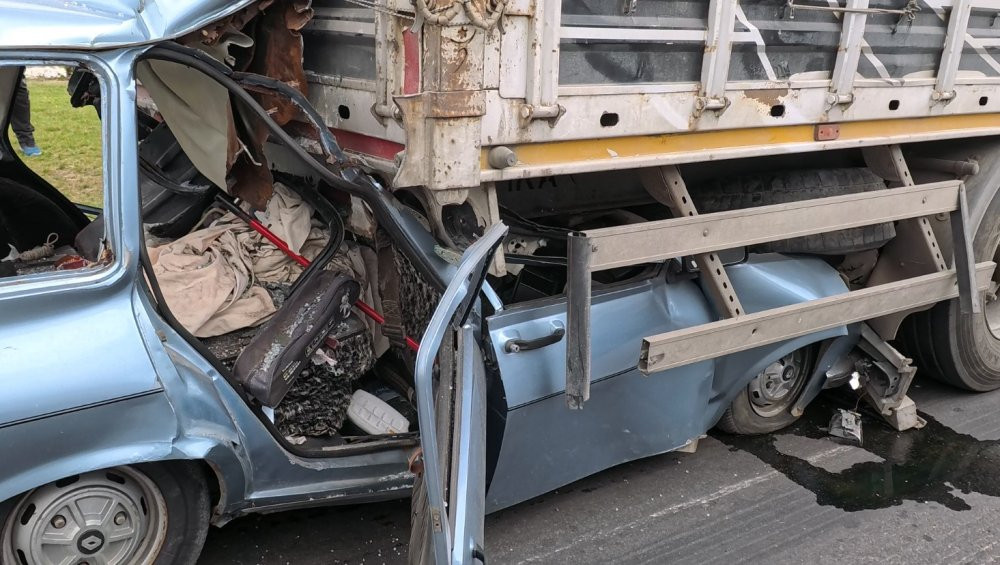 Aksaray’da facia! TIR'ın altında can pazarı