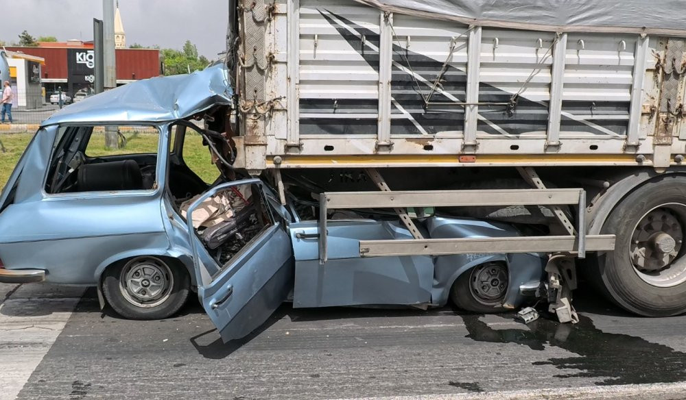 Aksaray’da facia! TIR'ın altında can pazarı