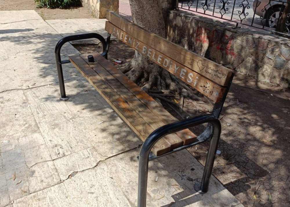 Belediyenin park ve yeşil alanlarına vandal saldırı!