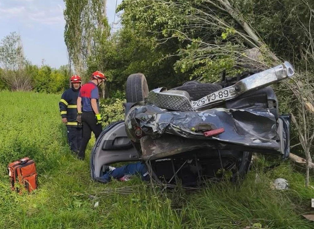 Takla atan otomobil kağıt gibi ezildi: Ölü ve yaralılar var