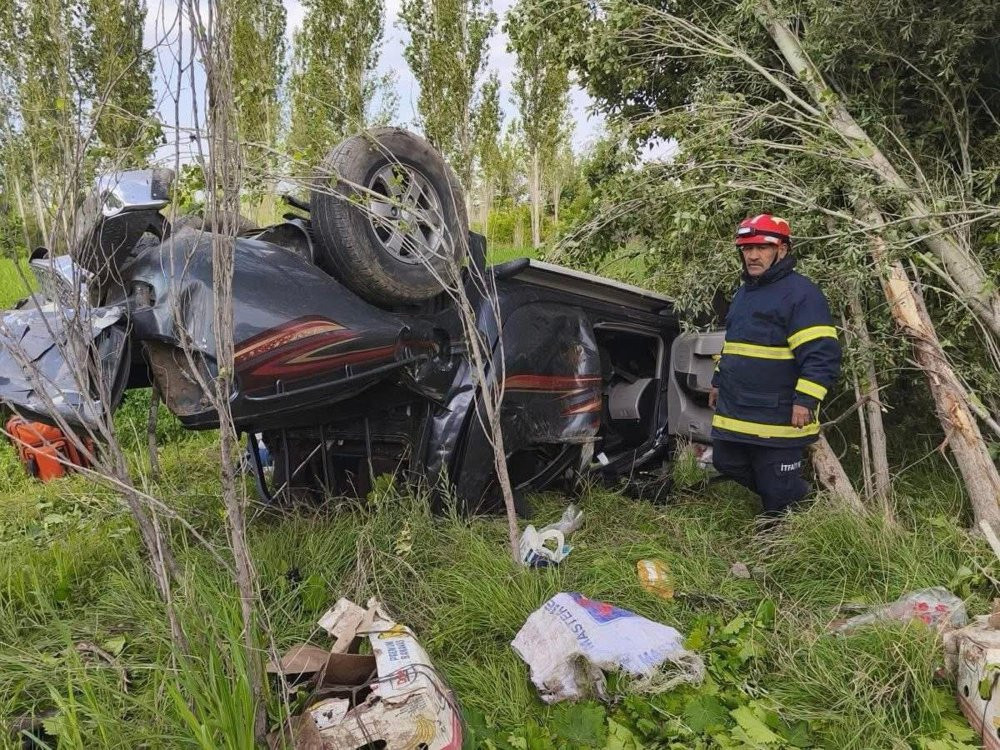Takla atan otomobil kağıt gibi ezildi: Ölü ve yaralılar var