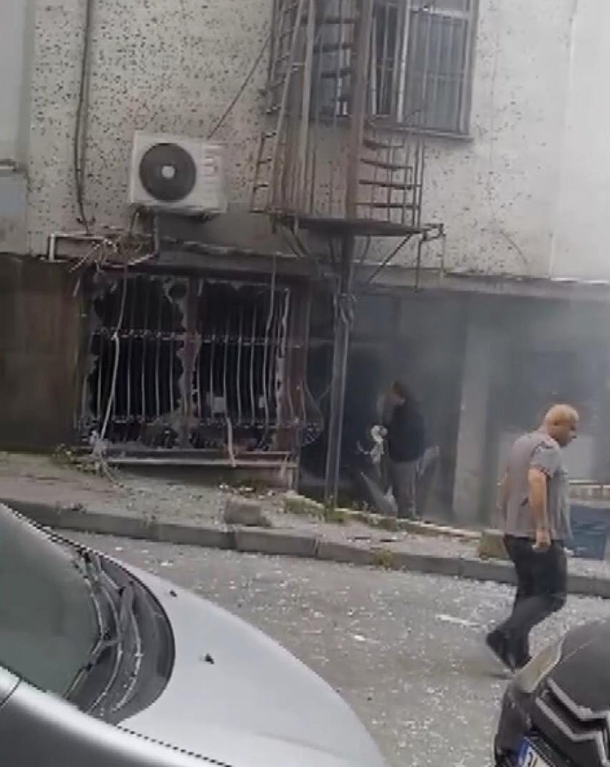 Güngören’de büfede gizemli patlama! Ekipler teyakkuzda